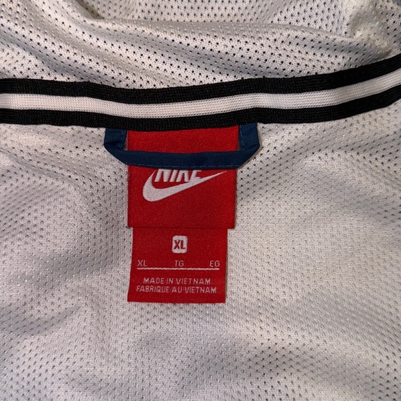 Men Nike Windbreaker - Picture 4 of 6